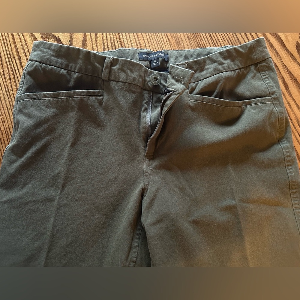 Banana Republic Green Chinos, Capri with Smooth Finish - Picture 3 of 7